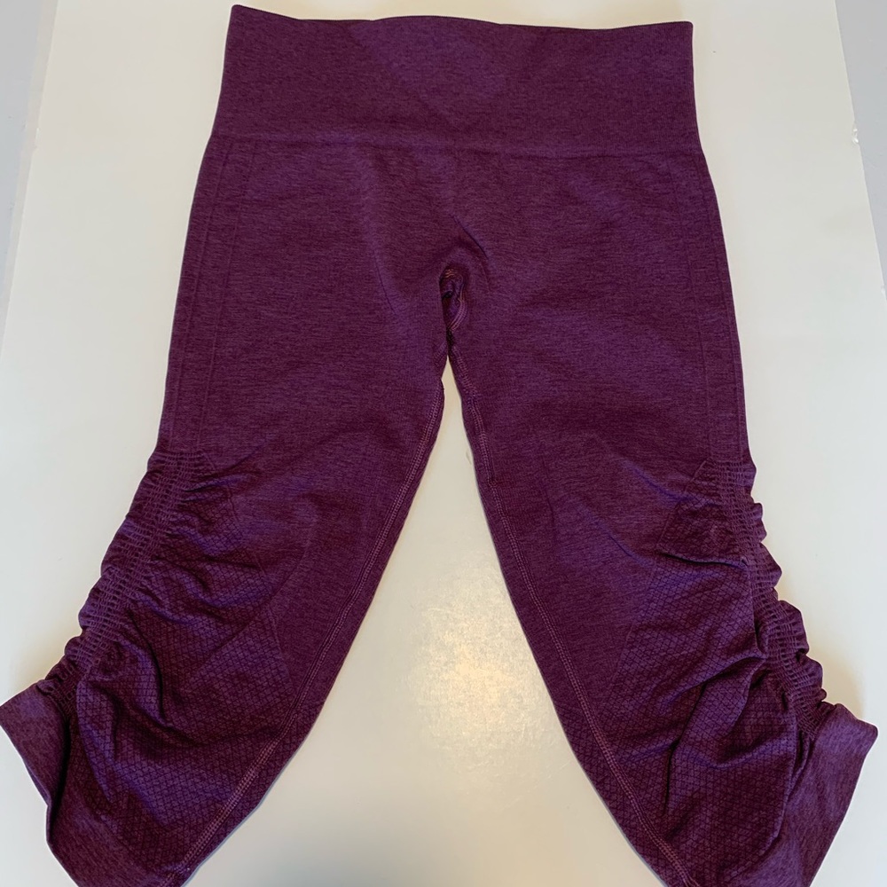In the flow cropped Lululemon leggings/ yoga pants